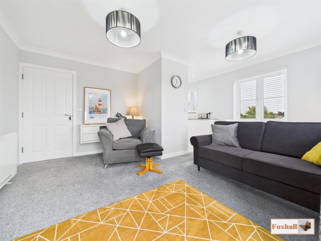 Lounge / Dining Kitchen Area