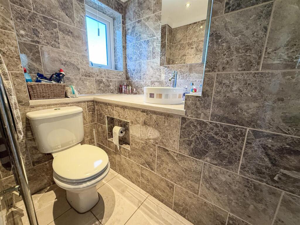 EN-SUITE SHOWER ROOM
