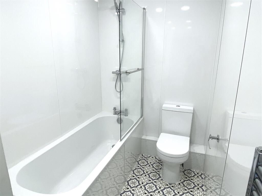 Bathroom 2.JPG
