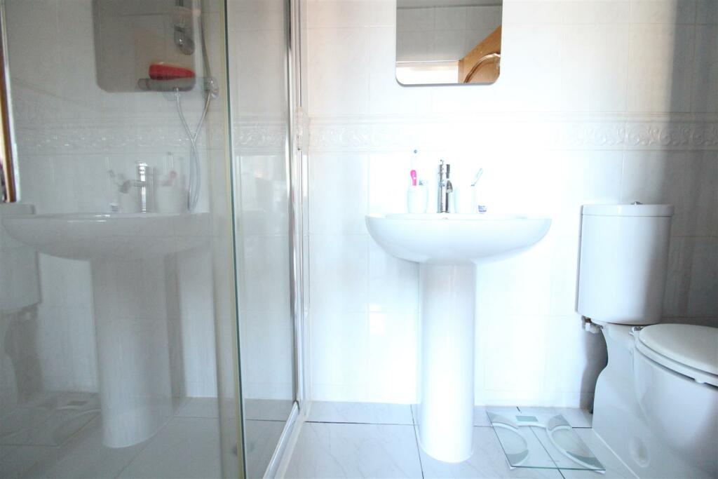 EN-SUITE SHOWER W/C