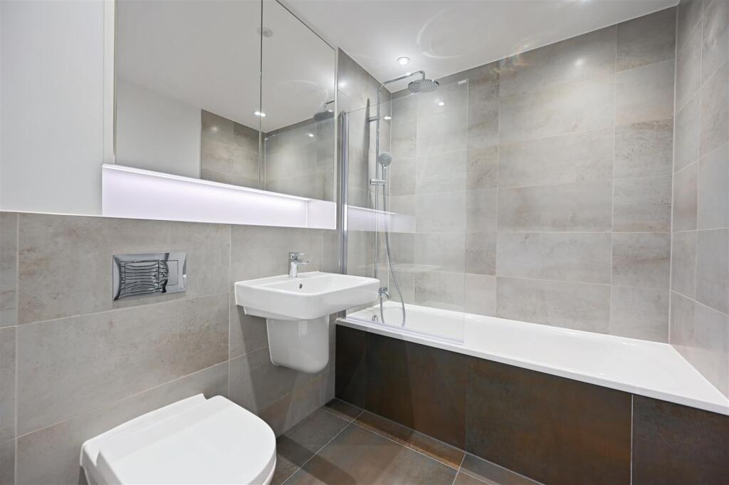 DRC- bejoux court- flat 5 - bathroom 3 (1).JPG