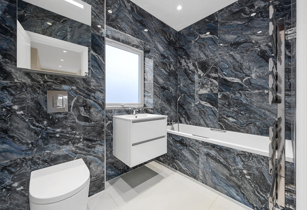 Main bathroom with relaxing bathtub