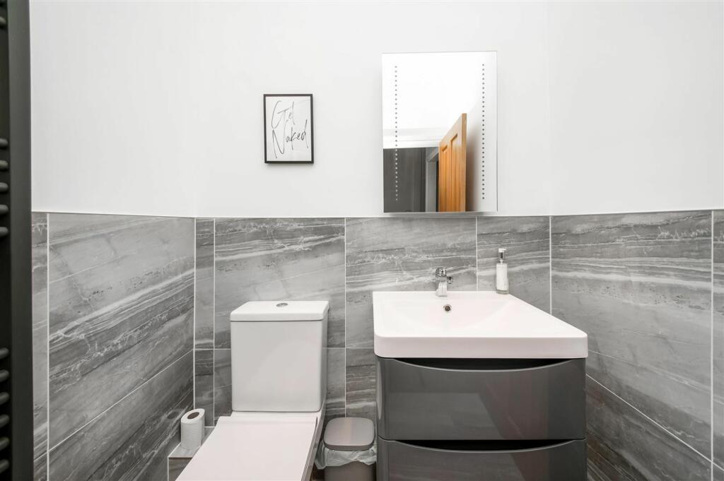 HOUSE SHOWER ROOM
