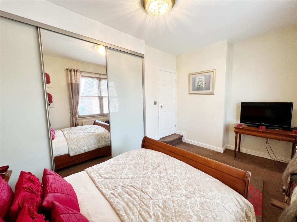 Master Bedroom pic 3.jpg