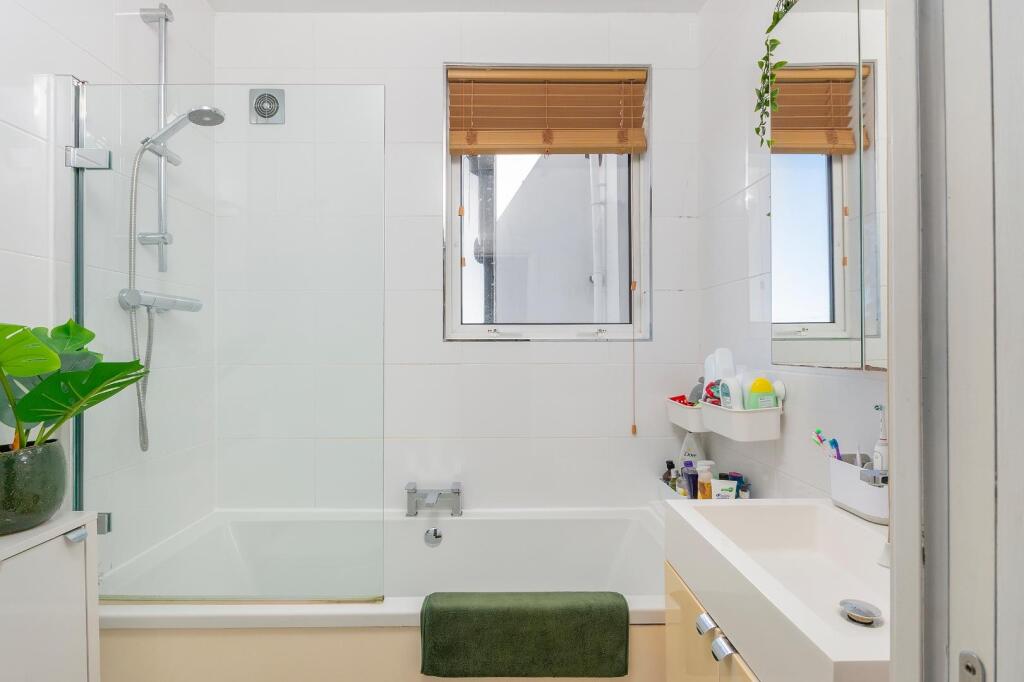 1W4R2BN - Bathroom B.jpg