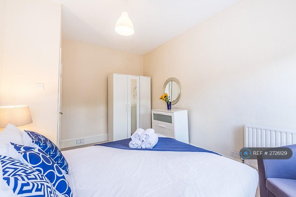 Master Bedroom 1b