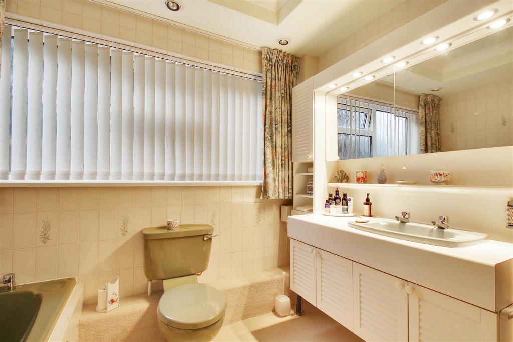 Family Bathroom.jpg