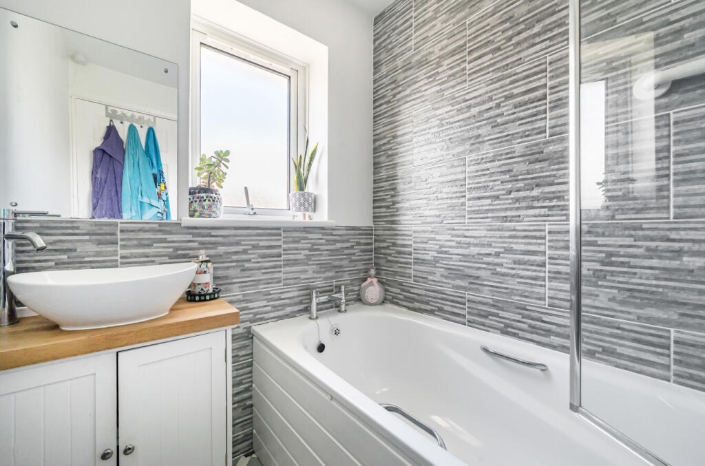 1343720-4-68b5951...