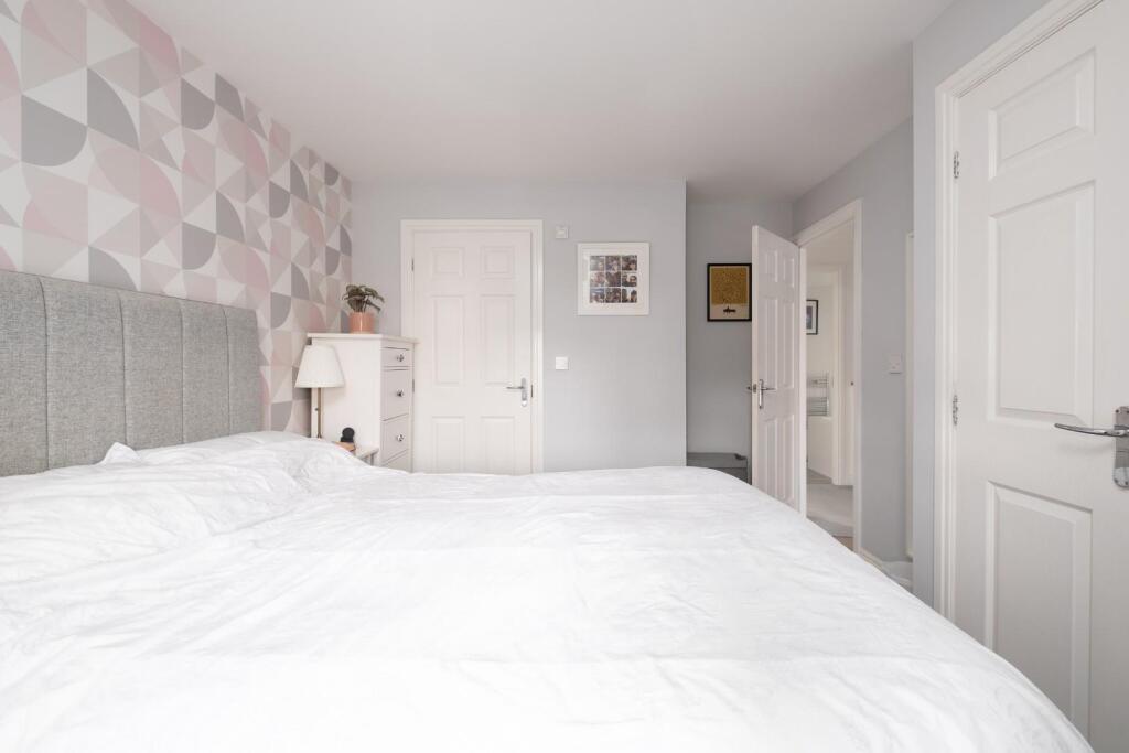 6 TRUBSHAW CLOSE--15.jpg