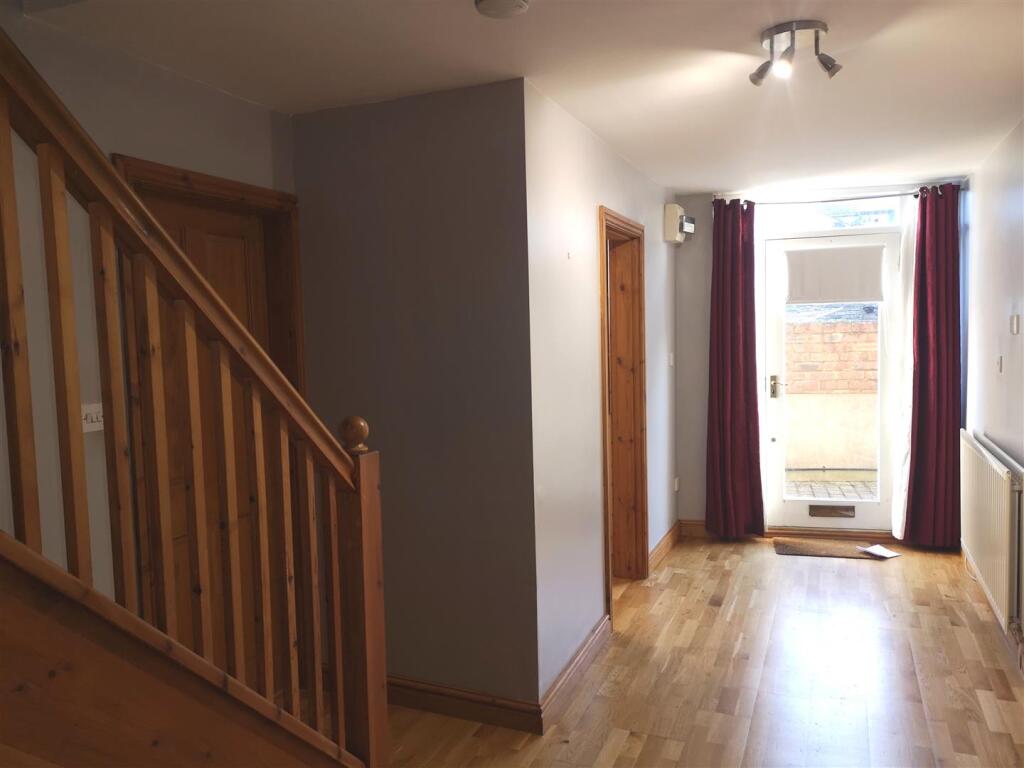 ENTRANCE/INNER HALLWAY