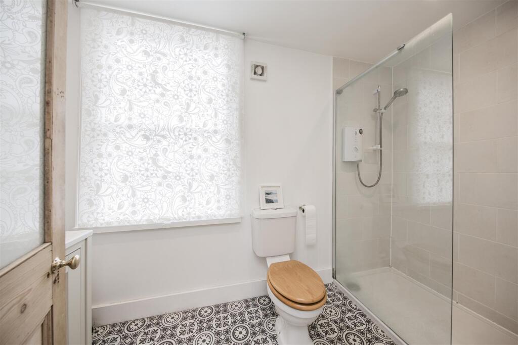 Modern Ensuite Shower Room