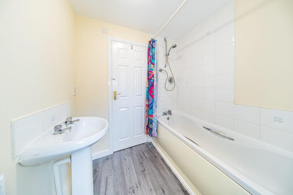 27 Molyneux Close bathroom 2.jpg