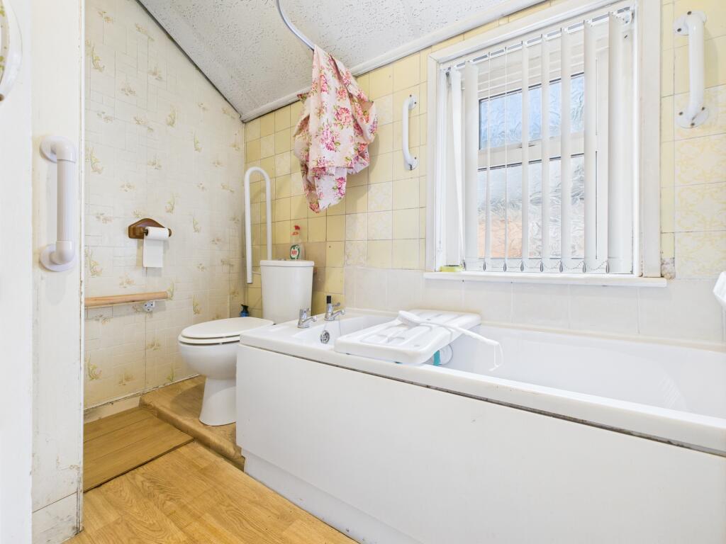 CAM04825G0-PR0128-STILL011