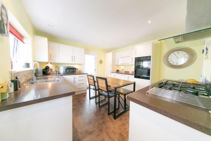 Kitchen &amp; dining space