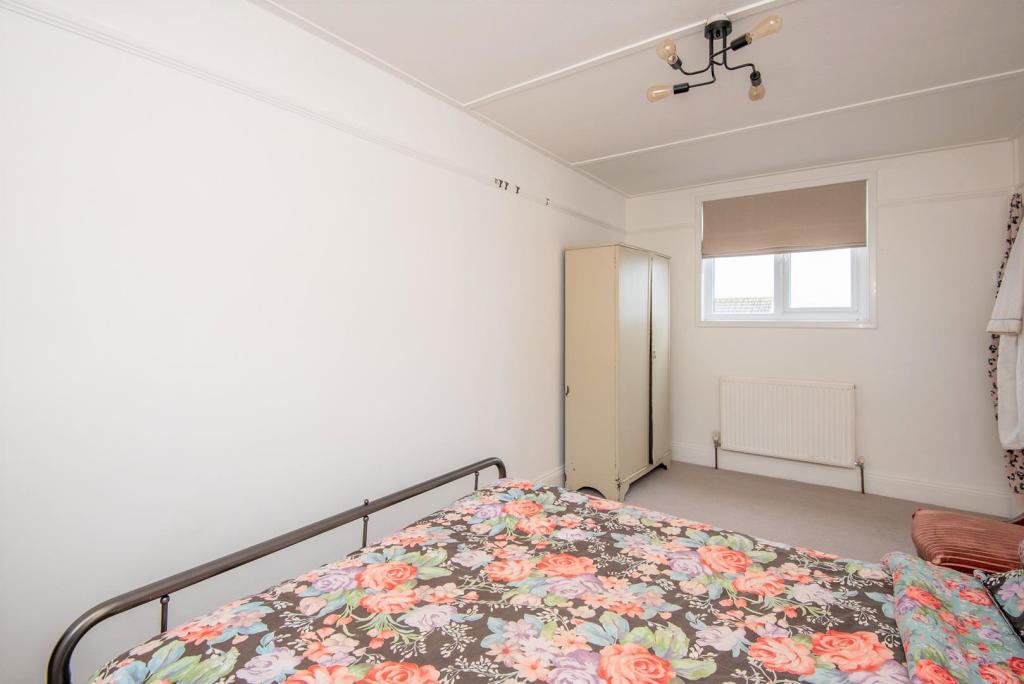 Bedroom 1 pic 2.jpg