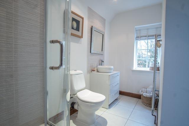 EN-SUITE SHOWER ROOM