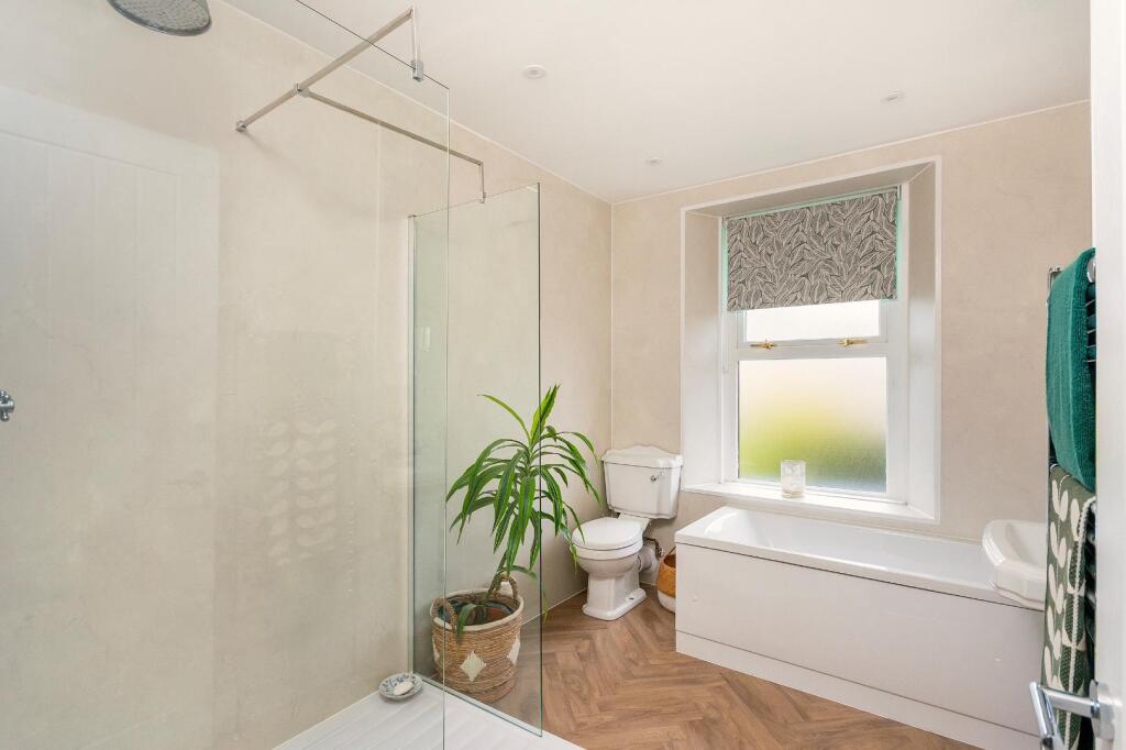 0R6TFS - Bathroom B.jpg