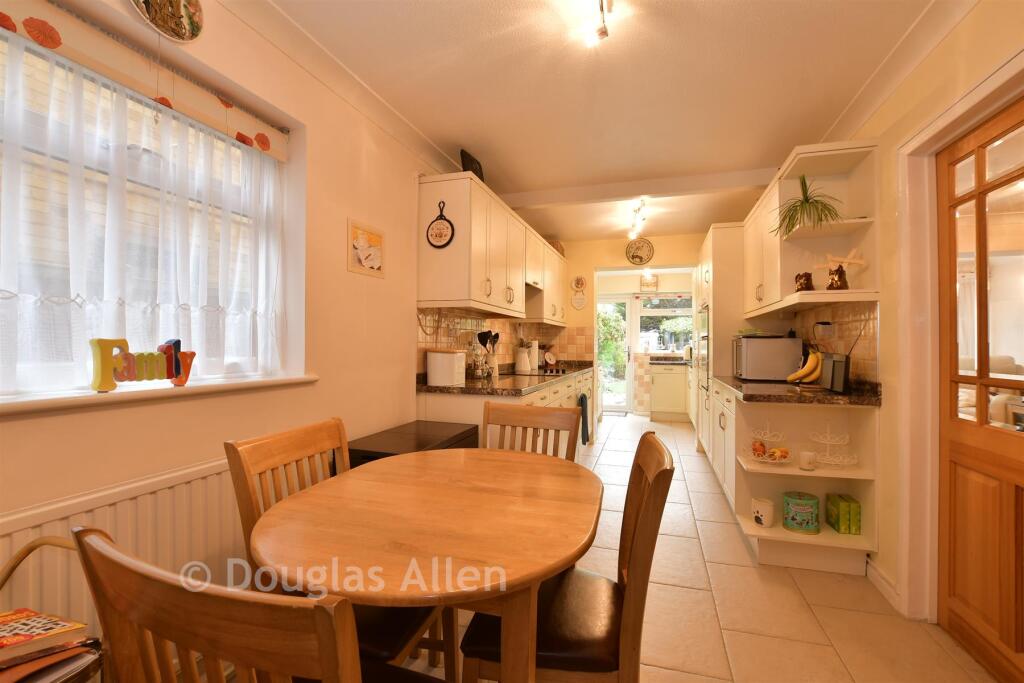 Kitchen/ Breakfast Room