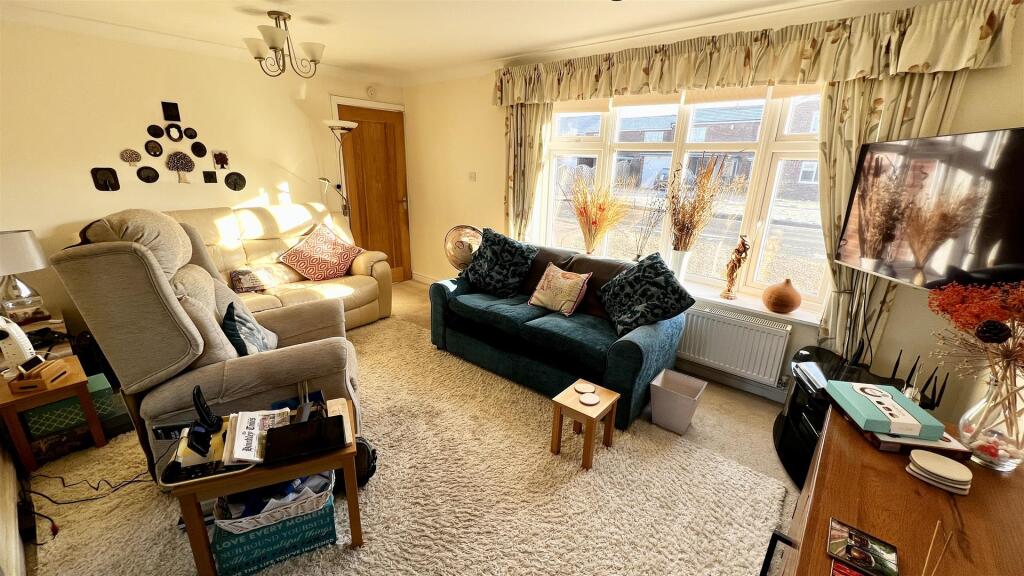 L SHAPED LOUNGE/DINING ROOM