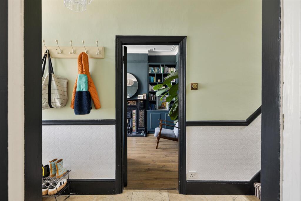 St. Albans Crescent, IG8