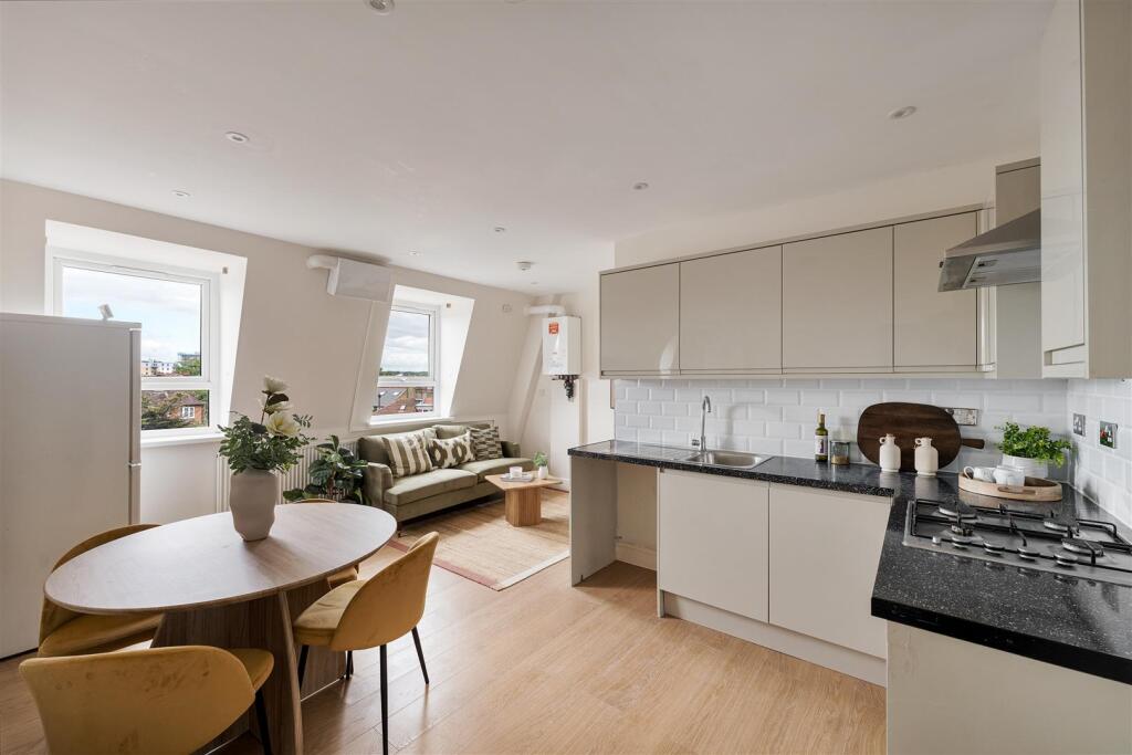 Eastwood Close, E18