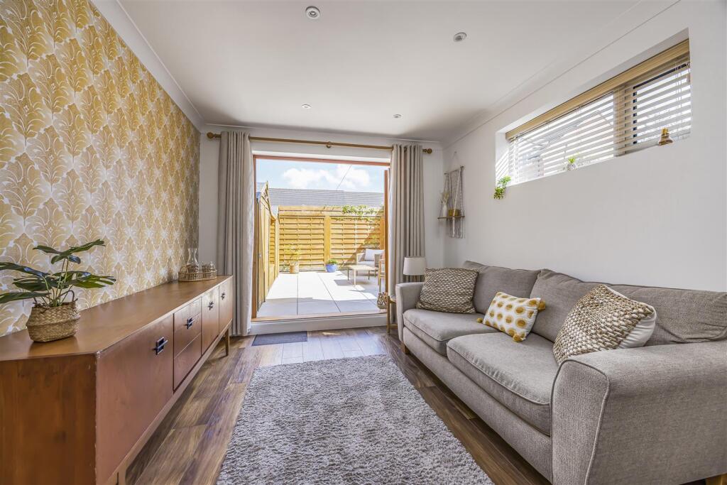 6 Hellyer Road, Southsea-PorticoMarketing-SoldBy-3