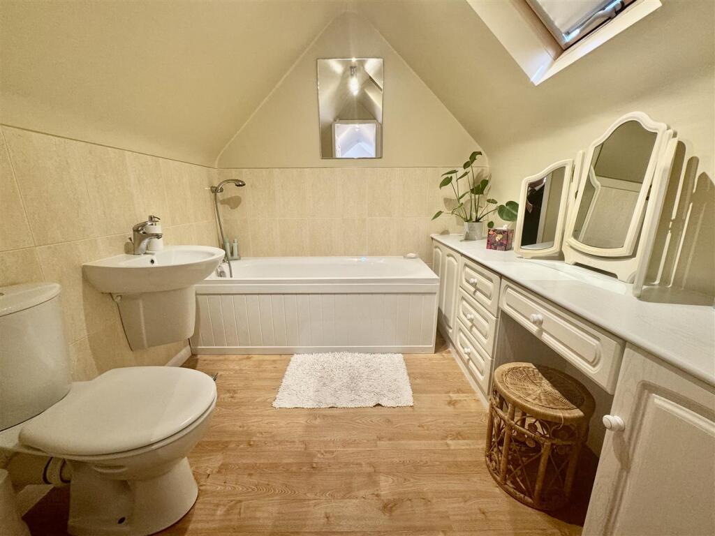 EN SUITE BATHROOM