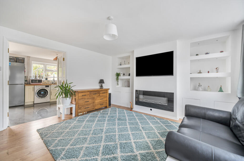 1343720-5-68b5952...