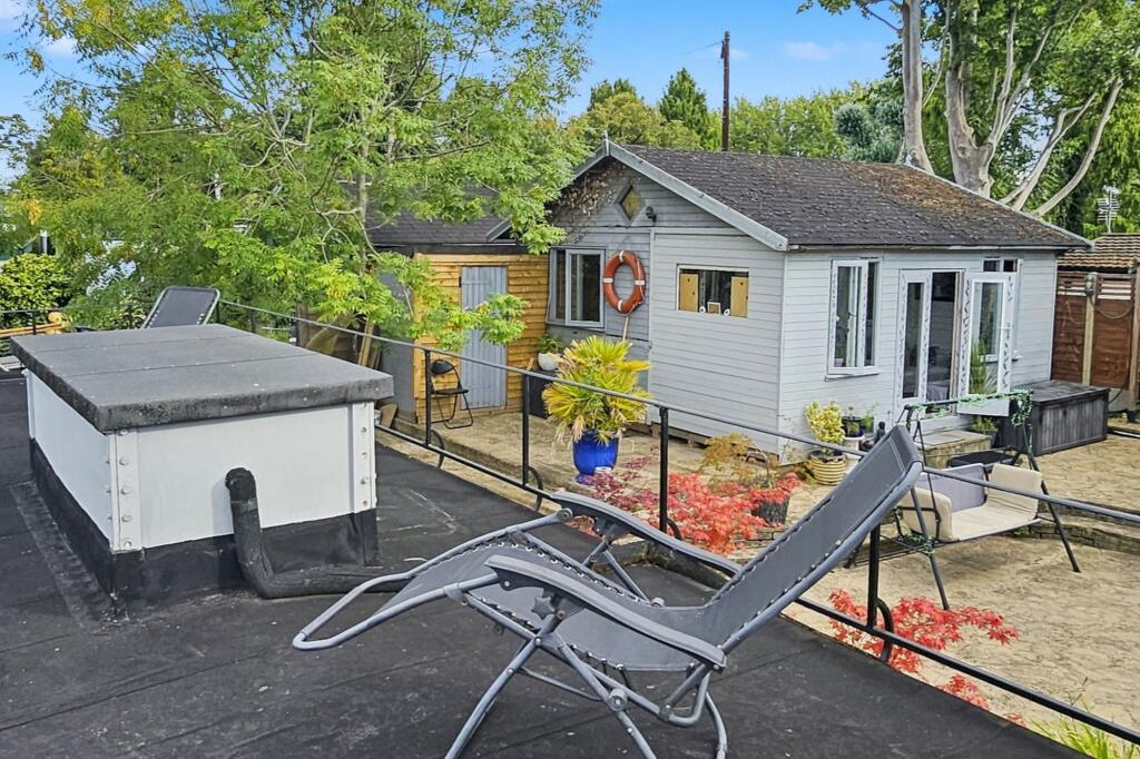 108 Taggs Island, Hampton Court, TW12 2HA