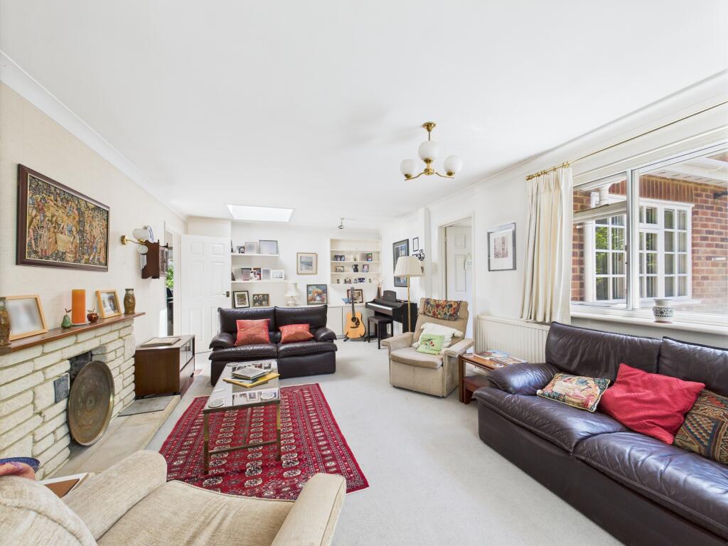 CAM01354G0-PR0550-STILL010