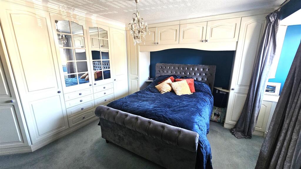 Bedroom 1.jpg