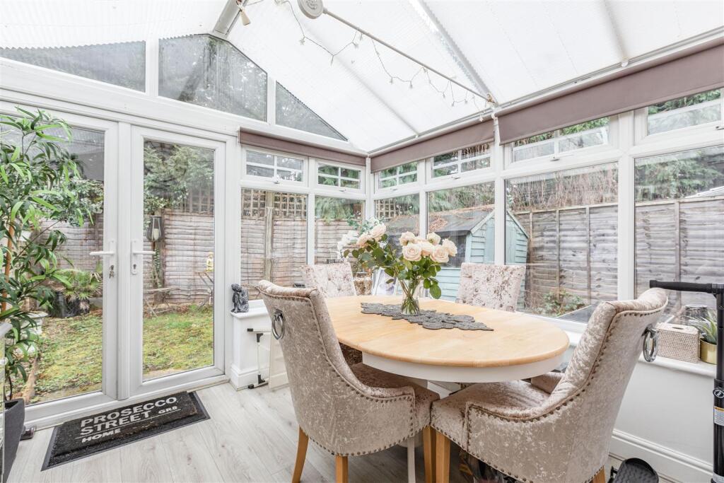 5 Loxley Close, Byfleet, KT14 7GA - 5.jpg