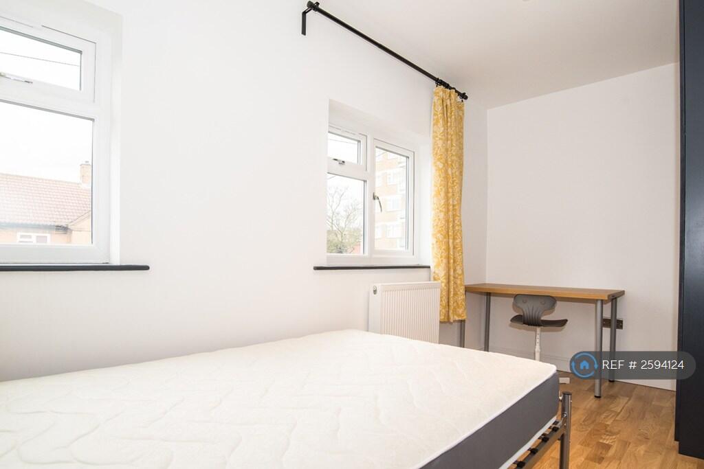 First Floor Front Room £910