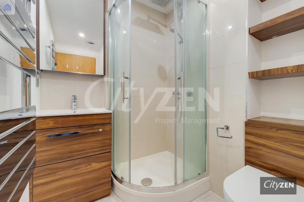 EN SUITE SHOWER ROOM