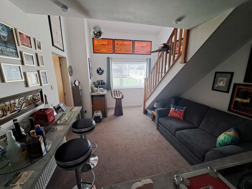 BEDROOM 5 / STUDY