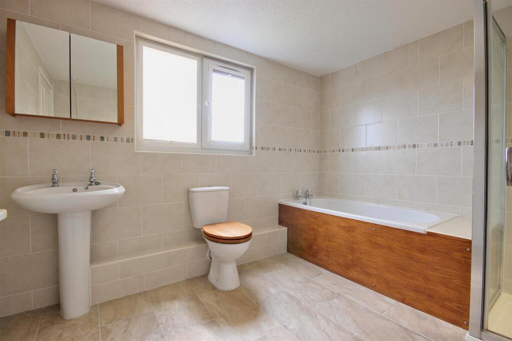 EN-SUITE BATHROOM