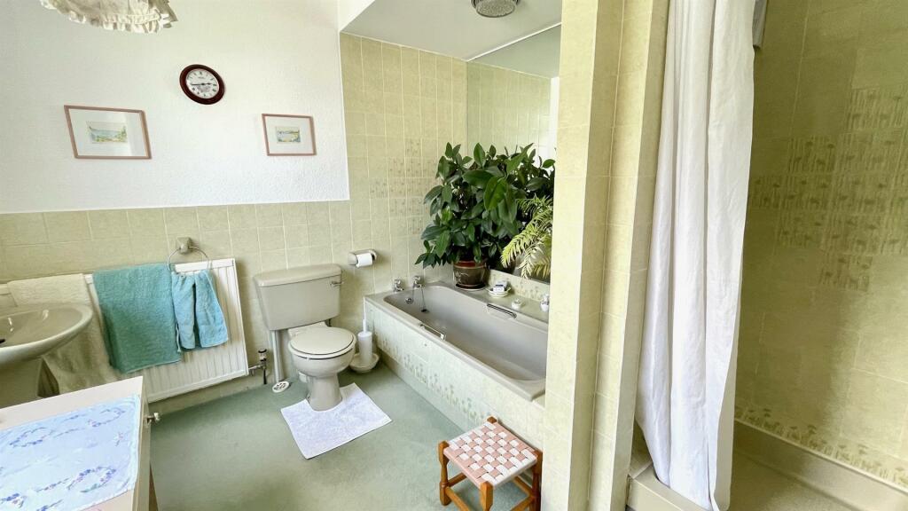EN-SUITE BATHROOM