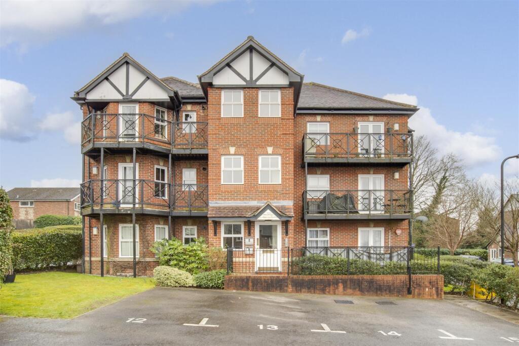 15 West View, Shrubbery Close, HP13 6FW-14.jpg