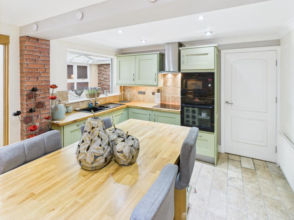 CAM04233G0-PR0025-STILL018