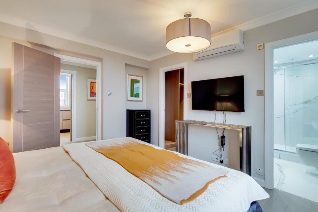 4_Main-Bedroom-0-1.jpg