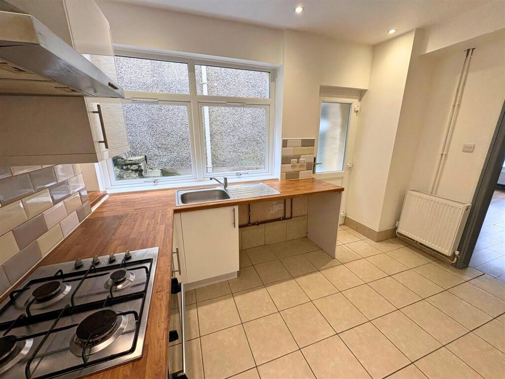 Kitchen e (edit).jpg