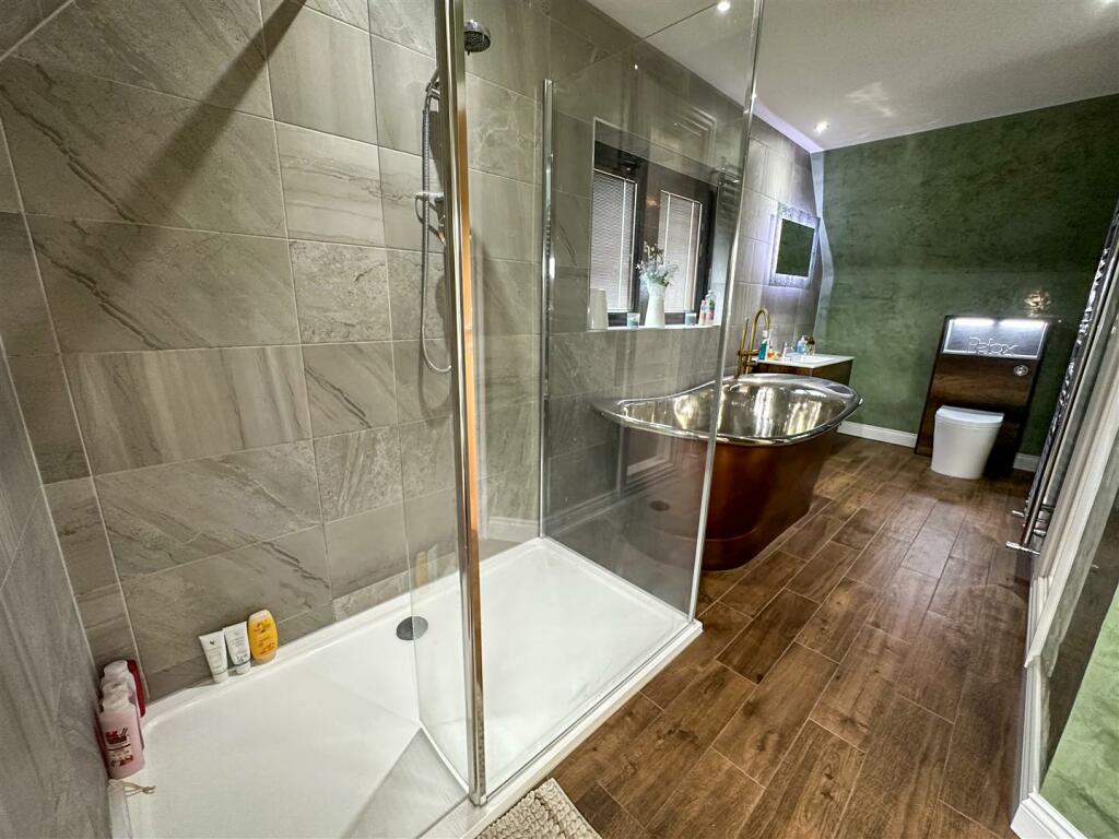 ALTERNATE VIEW OF EN-SUITE