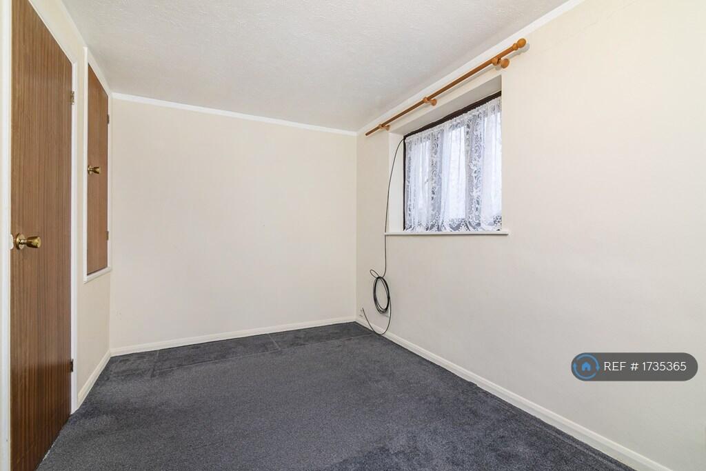 Bedroom With Inbuilt Storage (Double Room)