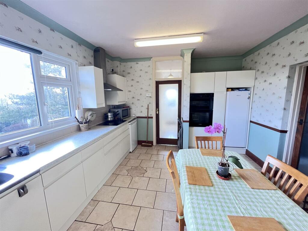 KITCHEN/BREAKFAST ROOM