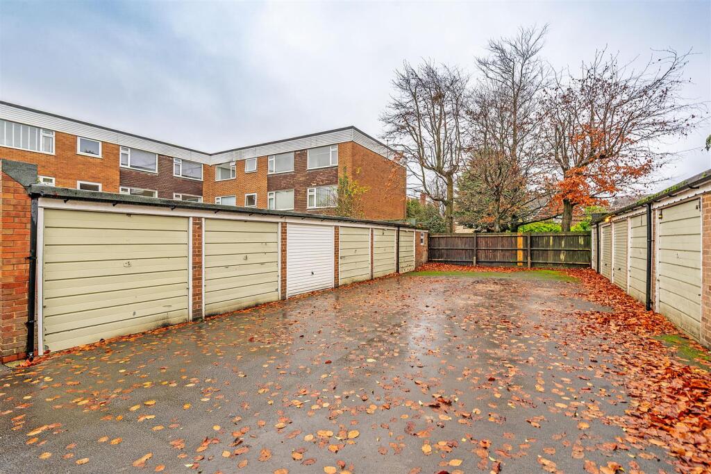 32 Croftleigh Gardens_13.jpg