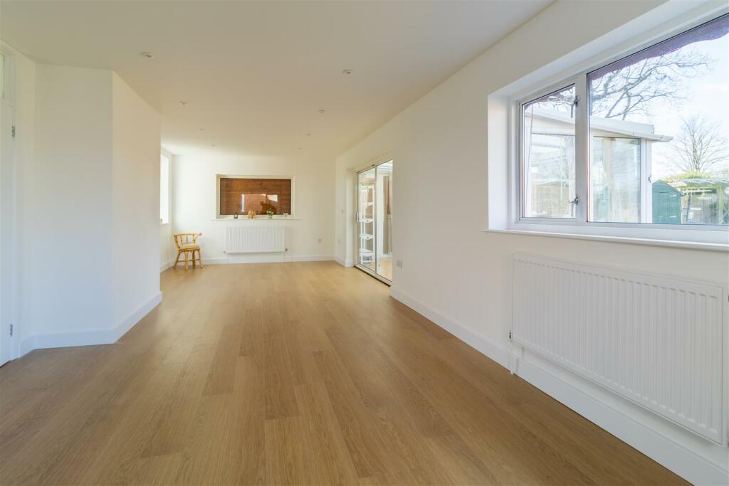 SITTING/DINING ROOM pic 2