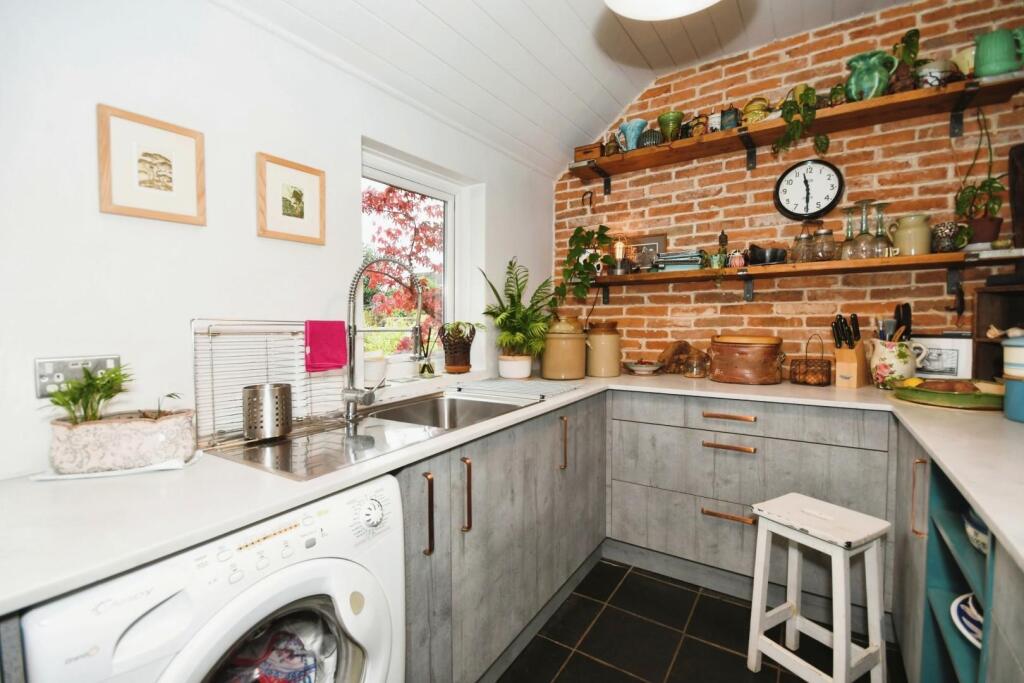 KITCHEN 02.jpg