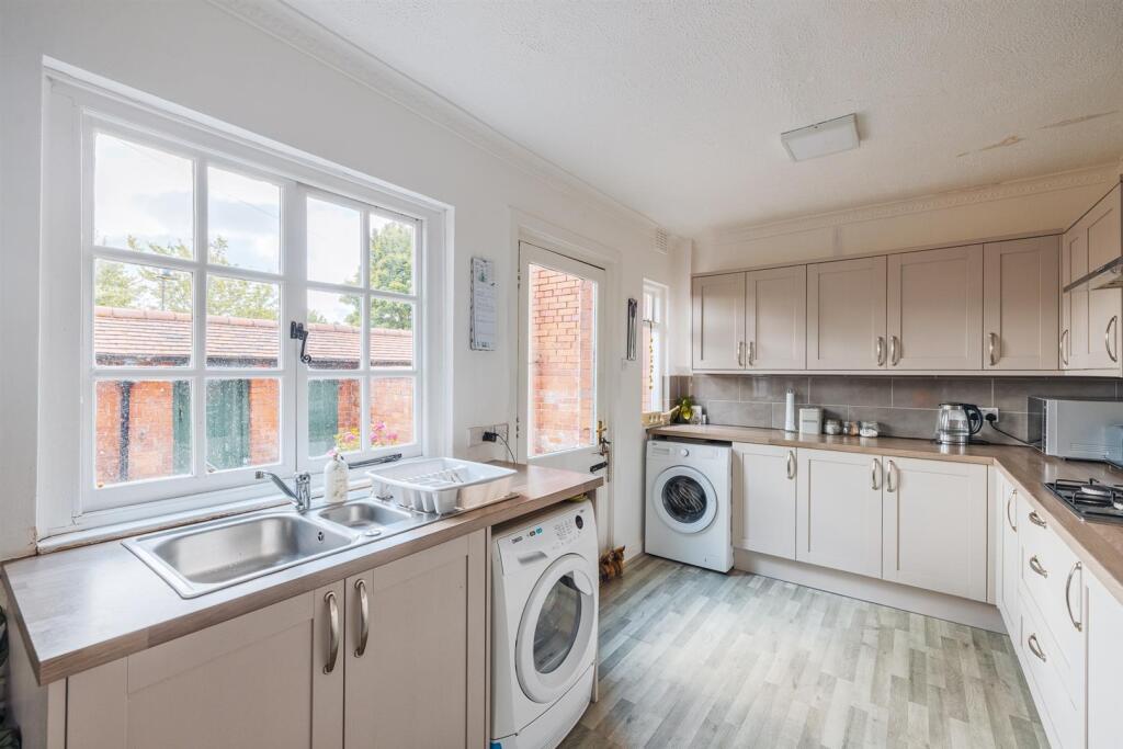 36 Circular Dr-12.jpg