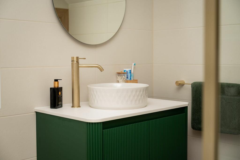 EN-SUITE BATHROOM