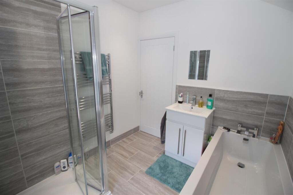 Bathroom (2).JPG